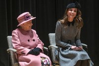 Královna s vévodkyní Kate ve skvělé náladě! Zábavné odpoledne si obě užily