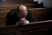 „Nevěděla jsem, co je sex.“ Česká církev tutlala zneužívání, tvrdí investigativci