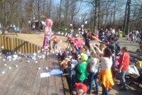 Netradiční vítání jara v brněnské ZOO: Smrtku děti ukamenovaly papírovými koulemi
