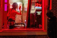 „S ohledem na sexuální pracovnice.“ Amsterdam zakáže skupinové prohlídky známé čtvrti