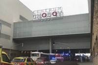 Evakuace hypermarketu a pěti prodejen v OC Chodov: Do ovzduší se dostala nebezpečná chemikálie
