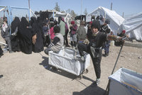 Problémy se ženami džihádistů v táborech: Útočí na vojáky a děti učí propagandu