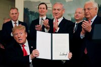 Trump podepsal Izraeli svrchovanost nad Golanami. „Bezostyšný útok,“ zuří Sýrie
