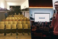Neotřelá filmová plavba: Slovák otevřel v Holešovicích Kinoloď, nabízí filmy i živou hudbu