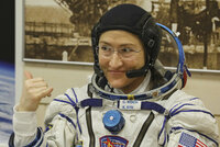 Rekordmanka Kochová se vrátila z ISS. Ve stepi přistála i se dvěma muži