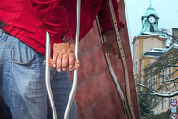 Po záhadné injekci ochrnul a dodnes nemůže chodit bez berlí. Miroslav (76) viní děčínskou nemocnici