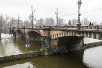 Čekejte dopravní omezení na mostě Legií: O víkendu se bude vrtat do jeho opěr