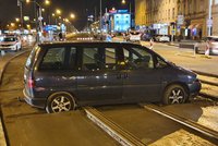 Zkratka přes kojele mu nevyšla: Řidič ve Vysočanech autem najel do čerstvého betonu