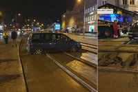 Zkratka přes koleje mu nevyšla: Řidič ve Vysočanech autem najel do čerstvého betonu