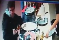 Uviděl mobil a šup s ním do kapsy! „Bystrého“ zloděje v Praze 7 načapaly kamery, hledá ho policie
