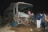 Přeplněný autobus narazil do vlaku: Nehoda v Pákistánu má nejméně 33 obětí