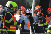 Hrdinové pomáhali: Zranění z trolejbusu děkují záchranářům a hasičům