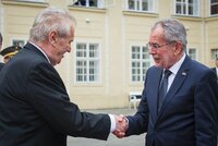 Zeman míří s Ivanou do Rakouska. Sejde se s prezidentem i jeho vyzyvatelem