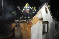 Rodinný domek ve Slivenci zachvátily plameny: Požár likvidovalo padesát hasičů