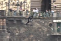 VIDEO: Iron Man svištěl nad Vltavou! Vynálezce v superobleku prolétl pod mostem Legií, přistál ladně