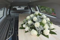 Pohřebák v Podkrkonoší ztratil rakev s nebožtíkem na silnici: Nebyl to apríl!