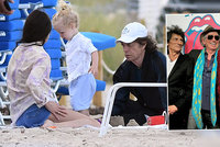 Kameny na písku! Nemocný Mick Jagger a jeho „Stouni“ sbírají síly u moře