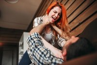 Třetina mladých ve vztahu trpí: Facky, šmírování mobilu i úvahy o sebevraždě