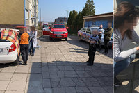 Drama v Mělníce: Holčička byla zamčená v autě na slunci! Vysvobodili ji až hasiči