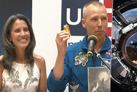 Astronaut NASA a milovník Krtečka je v Česku. Co trápí jeho krásnou ženu?