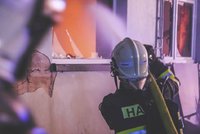 Nebezpečný požár zachvátil v Mohelnici panelák: Hasiči evakuovali 70 lidí