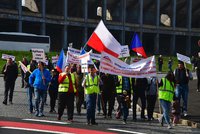 „Babiše za Ťokem!“ Taxikáři v Praze protestují proti novele, do centra vyrazili pěšky