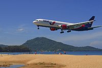 Fotka letadla na známé pláži může skončit smrtí. Thajsko chystá tvrdý trest