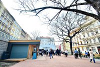 Žižkovští mají nový odpočinkový plácek. Kostnické náměstí nabídne stín pod stromy i kavárnu