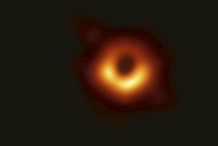 Hawking by zajásal. Vědci ukázali první fotku černé díry ve vesmíru