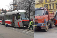 V Brně se srazila tramvaj s náklaďákem: Zasahovali záchranáři