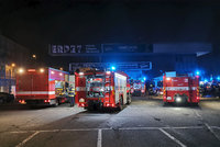 Noční požár na Smíchově: Hořela sportovní hala, škody půjdou do milionů
