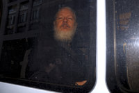 „Jste narcista!“ Zakladatele WikiLeaks vyvlekli v Londýně z úkrytu a zatkli kvůli znásilnění