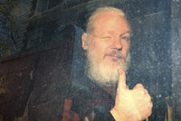 Mazání výkalů po stěnách, špinavé trenky i talíře: Assange deptal ambasádu