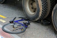 Seniorku na kole (†67) srazil u Chocně náklaďák: Policisté silnici uzavřeli