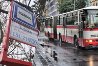 Dobrá zpráva pro městské části? Autobusové zastávky MHD na znamení zavádět plošně zatím nebudou