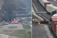 V Mělníku v přístavu se na vlečce srazily vlaky: Strojvedoucí je zraněný
