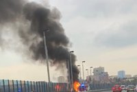 Požár na Jižní spojce blokoval dopravu: Hořelo tu nákladní auto, tvořily se kolony