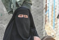 „Odchod byla chyba,“ lituje nevěsta ISIS. Po návratu s dcerkou (2) skončila v cele