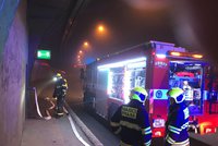 VIDEO: Z Mrázovky se valil dým! V tunelu shořelo auto, požár poškodil zabezpečovací systémy
