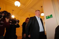 Rittig a bývalý šéf DPP u soudu kvůli předraženým jízdenkám: Pět let vězení a pokuta deset mega, navrhuje žalobce