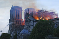 ŽIVĚ: Oheň zpustošil Notre-Dame. Hrozí katastrofa i českým památkám?