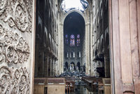 Notre-Dame je po požáru zamořený olovem, varují experti. A chrám dostane „deštník“