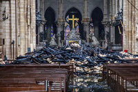 V Notre-Damu bude první mše od požáru. Dvacítku věřících čekají přilby