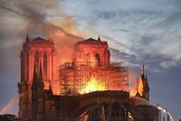 Notre-Dame utrpěl vážné škody: Vydrží stavba z vápence oslabená ohněm a vodou teplotní šok?