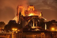 Vyhořelé katedrále Notre-Dame hrozí kolaps. Černý scénář o slabém větru se potvrdil