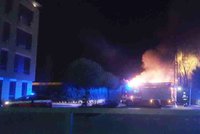 Poplach! V Brně pod mrakodrapem AZ-Tower hořely železniční vagony. Doprava se zastavila