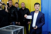 Favorit ukrajinských voleb porušil zákon. Ukázal „zakřížkovaný“ lístek