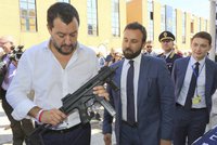 Italský ministr vytáhl po uniformách i samopal. Salvini to za kampaň schytal