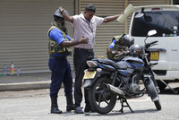 Na Srí Lance zatkli kvůli útokům dalších 16 lidí. A letiště v Kolombu omezilo provoz