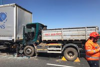 Vážná nehoda uzavřela Pražský okruh u Radotínského mostu: Srazil se kamion s náklaďákem, na místo letěl vrtulník